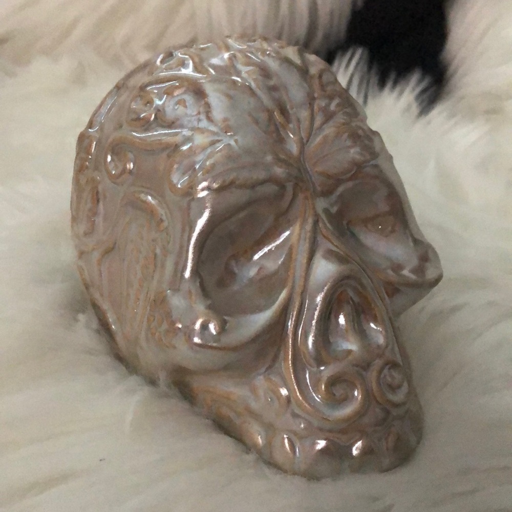 DECORATIVE POTPOURRI HOLDER